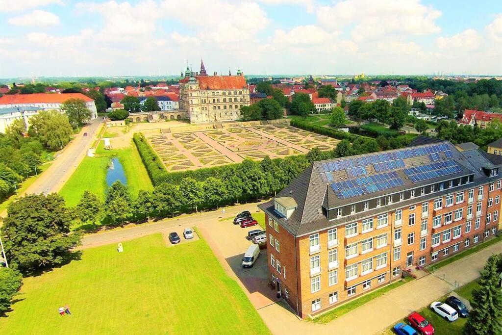 Ferienwohnung Schlossblick Gustrow Bagian luar foto